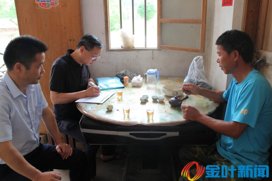 6月12日上午洪山鄉(xiāng)尚賢村扶貧慰問(wèn) (1).jpg