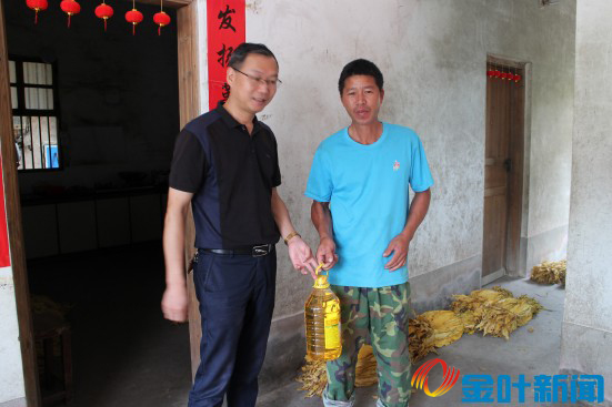 6月12日上午洪山鄉(xiāng)尚賢村扶貧慰問(wèn) (3).jpg